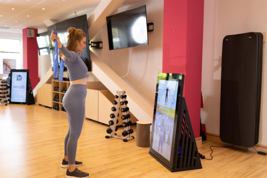 Eine Frau trainiert ihre Fitness mit dem Smart Trainer Pixformance
